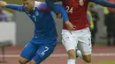 Duel pemain Islandia, Johann Berg Gudmundsson (kiri) dan pemain Norwegia, Iver Fossum pada laga uji coba di Reykjavik, Islandia, (2/6/2018). Islandia kalah dari Norwegia 2-3. (AFP/Haraldur Gudjonsson)