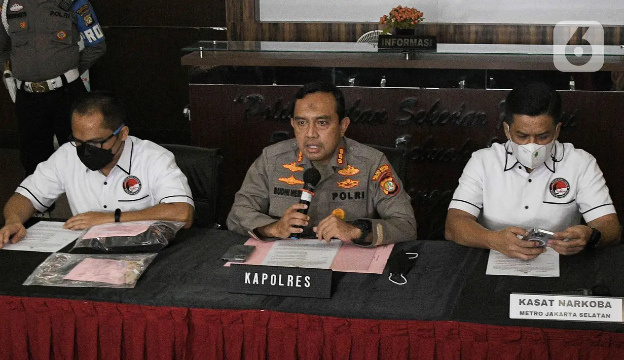 Kapolres Metro Jakarta Selatan Kombes Pol Budhi Herdi Susianto (tengah) memberikan keterangan saat rilis pengungkapan kasus narkoba yang menjerat Roby Satria alias Roby Geisha, Senin (21/3/2022). Roby Geisha ditangkap polisi di sebuah studio musik di Jakarta Selatan. (Liputan6.com/Herman Zakharia)