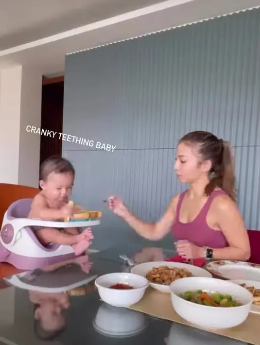 Dengan telaten, Nikita mendampingi baby Izz menyantap menu makannya. (Foto: Instagram/nikitawillyofficial94)