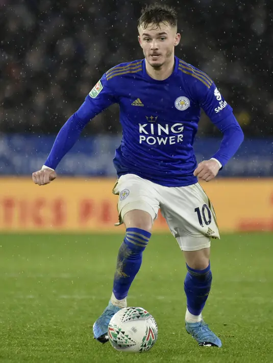 Gelandang Leicester City, James Maddison menggiring bola saat bertanding melawan Aston Villa pada pertandingan leg pertama semifinal Piala Liga Inggris di King Power Stadium, Leicester, Kamis (9/1/2020). Leicester bermain imbang 1-1 atas Aston Villa. (AP Photo / Rui Vieira)