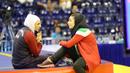 Dua atlet Wushu Iran, berbincang  saat berlatih sebelum tanding pada Kejuaraan Dunia Wushu di Istora, Senayan, Jakarta, Senin (16/11/2015). (Bola.com/Nicklas Hanoatubun)
