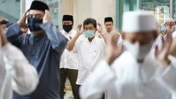 Para jemaah melaksanakan salat Idul Adha di Masjid Fatahillah Balai Kota, Jumat (31/7/2020). Salat yang diikuti para pejabat Pemprov DKI Jakarta tersebut digelar dengan menerapkan protokol kesehatan. (Liputan6.com/Immanuel Antonius)