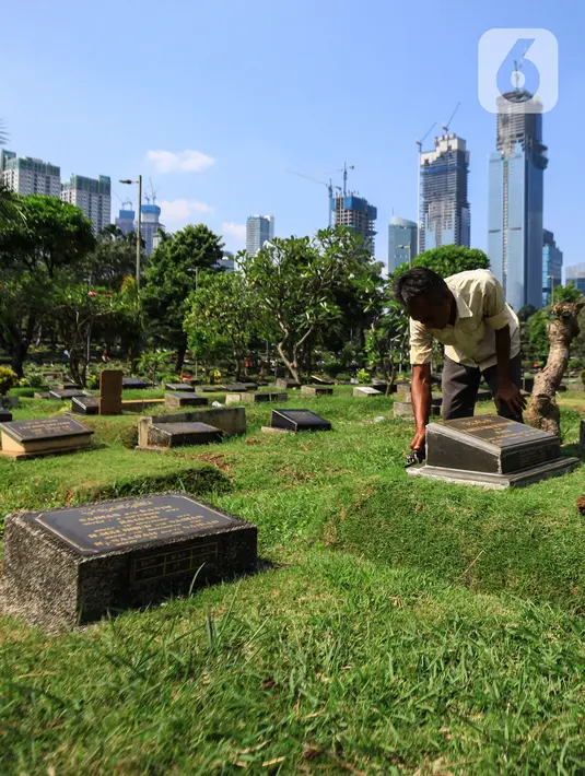 Petugas merawat makam di Tempat Pemakaman Umum (TPU) Karet Bivak, Jakarta, Selasa (11/5/2021). Pemprov DKI akan memberlakukan larangan ziarah kubur Idulfitri di seluruh TPU mulai 12 hingga 16 Mei untuk mencegah terjadinya penyebaran Covid-19 saat berkumpul untuk berziarah. (Liputan6.com/JohanTallo)