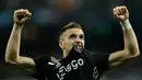 Selebrasi pemain depan Ajax Amsterdam Dusan Tadic usai mencetak gol ke gawang Real Madrid pada leg kedua babak 16 besar Liga Champions di Stadion Santiago Bernabeu, Madrid, Spanyol, Selasa (5/3). Ajax membantai Madrid 4-1. (AP Photo/Bernat Armangue)