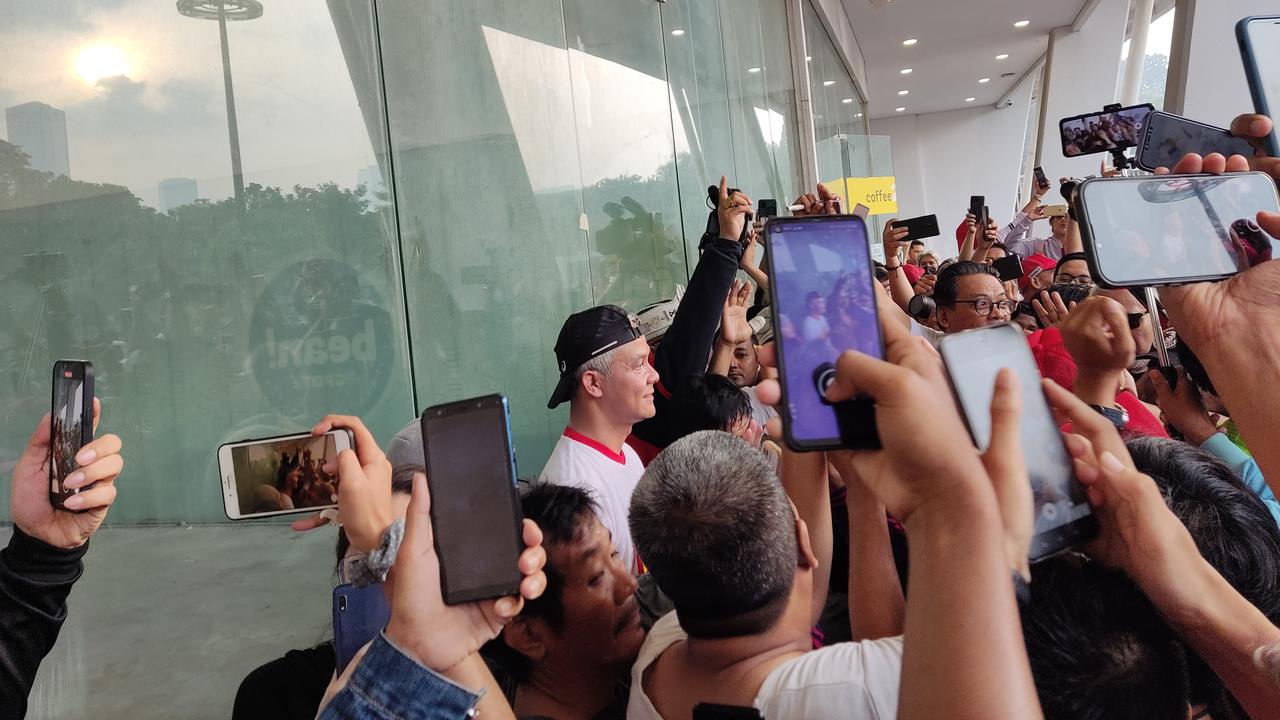 Ganjar menyapa para pendukungnya saat joging di GBK Senayan