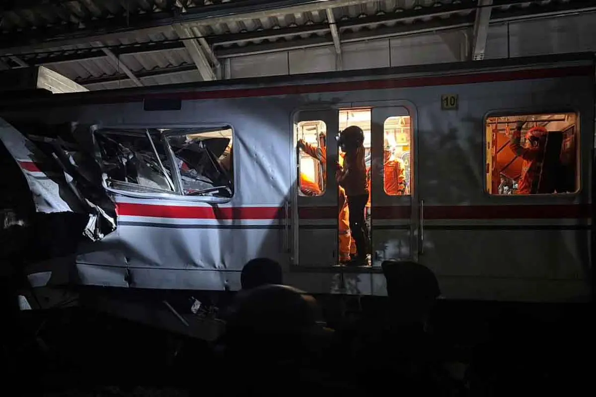 Korban Kecelakaan Kereta di Stasiun Bekasi Timur: 5 Meninggal Dunia, 3 Masih Terjepit, dan Puluhan Terluka