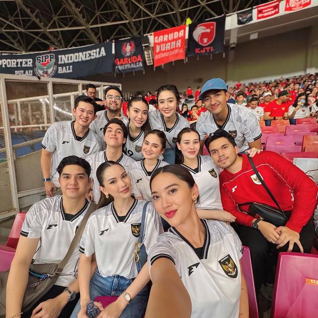 6 Potret Dindra Nashriyah Pernah Dijodohkan dengan Al Ghazali, Nonton Timnas Bareng Alyssa