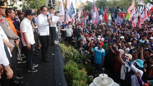 Penjabat (Pj) Gubernur Jatim Adhy Karyono menerima aspirasi ribuan buruh pada aksi May Day di Surabaya. (Dian Kurniawan/Liputan6.com)