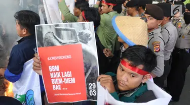 Seorang mahasiswa yang tergabung dalam Kesatuan Aksi Mahasiswa Muslim Indonesia (KAMMI) Bogor menunjukkan poster saat melakukan aksi di Jalan Ir. H.Djuanda, Bogor (29/03). Dalam akisnya mereka menolak harga kenaikan BBM. (Merdeka.com/Arie Basuki)