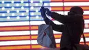 Seorang pria berselfie saat salju mulai turun di Times Square di Manhattan borough New York, (23/1/2016). (REUTERS/Carlo Allegri)