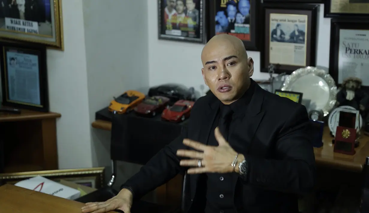 Presenter yang biasa tampil dengan gaya bicara ceplas ceplos, Deddy Corbuzier menanggis mendengar telpon dari Kiswinar, lelaki yang mengaku anak dari Mario Teguh. Apa yang membuat Deddy menanggis? (Galih W. Satria/Bintang.com)