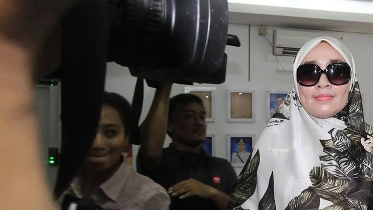 [Bintang] Biar Kece Kayak Firza Husein, Yuk Cari Kacamata yang Pas di Wajah