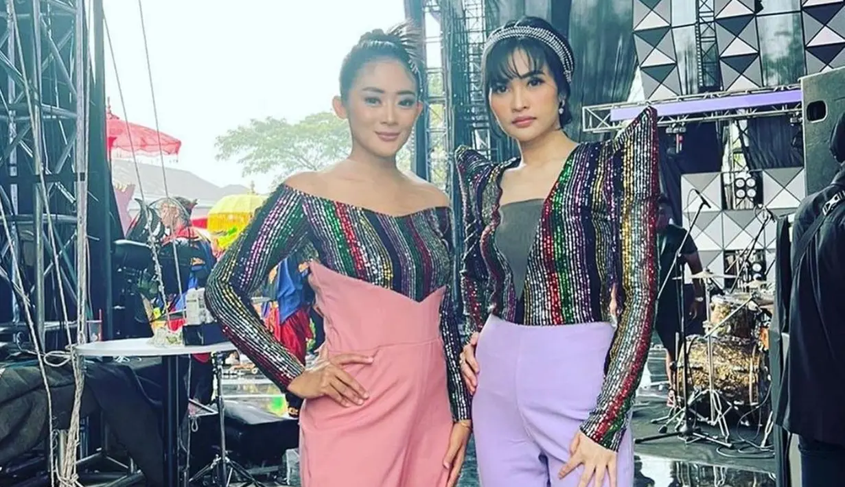 Lagu dengan irama rancak itu memang terdengar easy listening dan cocok dipakai sebagai lagu latar bagi sejumlah konten warganet. Berkat kepopuleran lagu tersebut, Duo Anggrek banyak menerima job, baik dari acara off air, maupun on air di televisi. (Liputan6.com/IG/@duoanggrekofficial)
