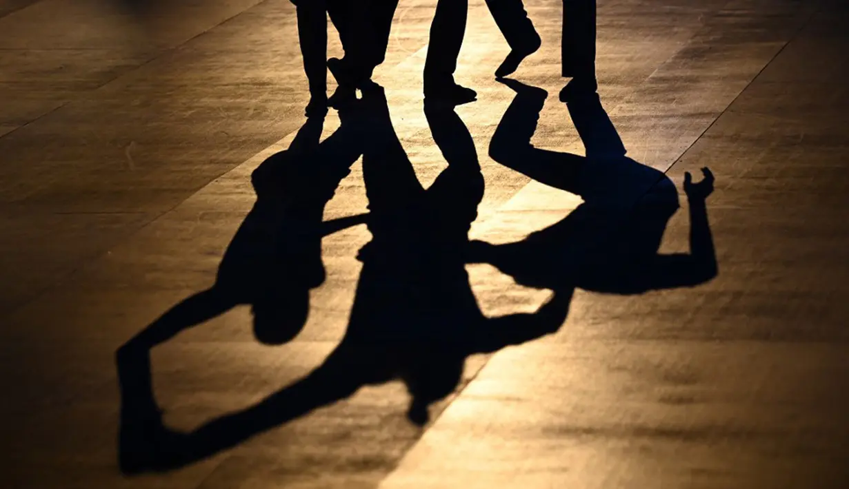 Anggota La Scala Theatre Ballet tampil di kolam renang Bagni Misteriosi, Milan, Italia, 12 Juli 2021. Orkestra, paduan suara, dan balet La Scala mengadakan 14 konser di Milan dengan repertoar berjalan dari jazz ke Vivaldi dan Donizetti, melalui Brahms, Bach dan Rachmaninov. (MARCO BERTORELLO/AFP)