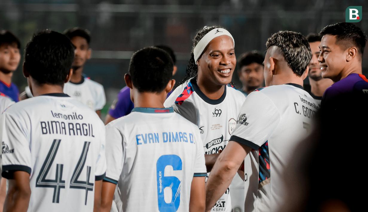 Ronaldinho yang telah memutuskan gantung sepatu beberapa tahun silam wajib sungkem kepada Cristian Gonzales. Di usia yang sudah menginjak 45 tahun, pemain yang akrab disapa El Loco itu masih aktif bermain di level tertinggi. (Bola.com/Iwan Setiawan)