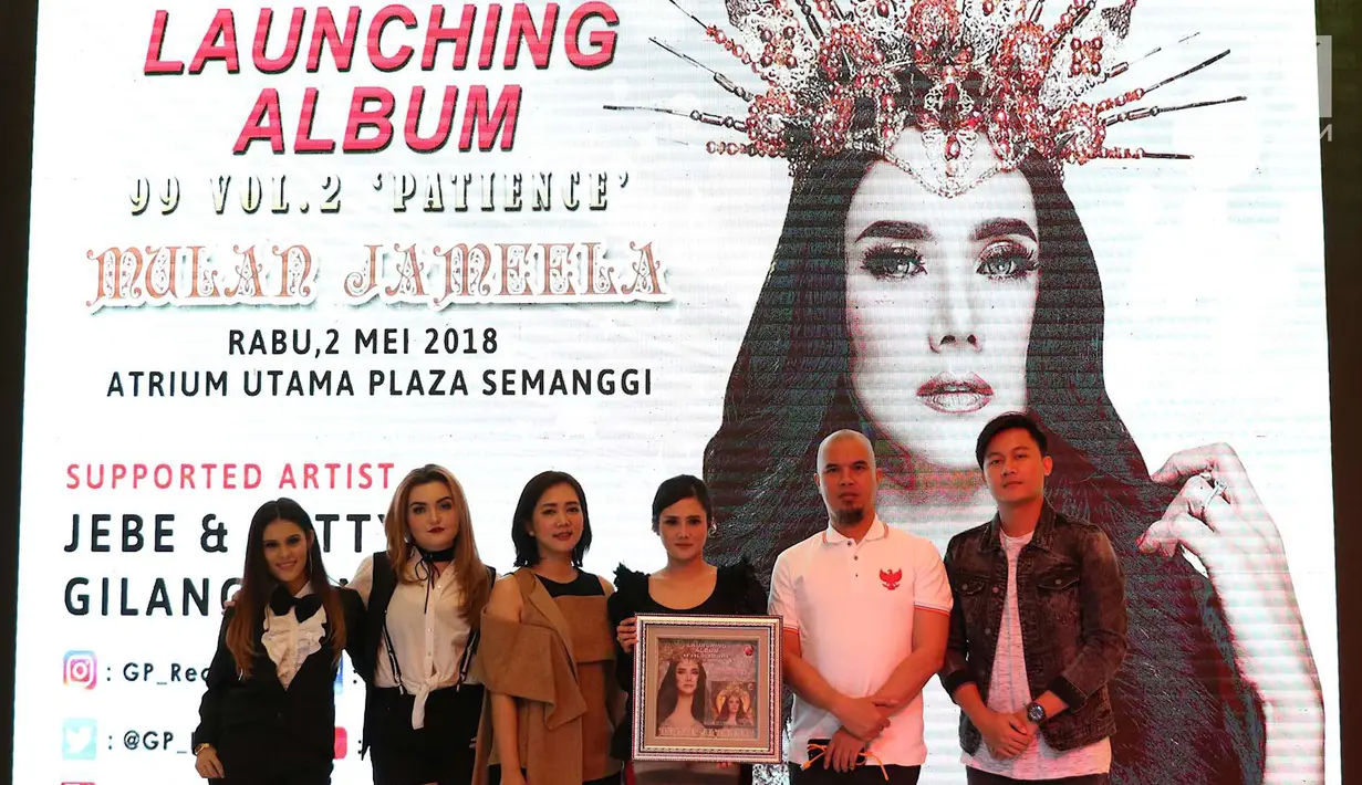 Penyanyi Mulan Jameela (keempat kiri) foto bersama dengan musisi Ahmad Dhani (kedua kanan) saat peluncuran album solonya berjudul 99 Vol 2 “Patience”, Jakarta, Rabu (2/5). (Liputan6.com/Immanuel Antonius)