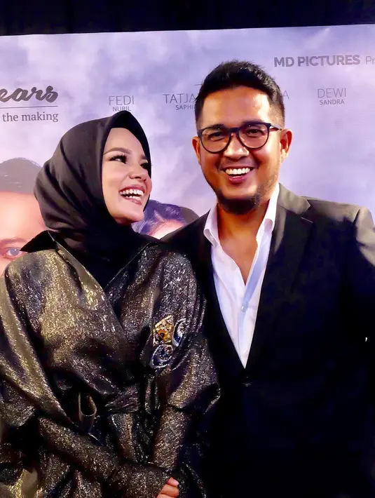 Saat premiere film Ayat-Ayat Cinta 2, Agus Rahman terlihat menemani Dewi Sandra. (Foto: instagram.com/dewisandra)