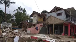 Kondisi rumah yang hancur akibat gempa Banten di Citalahab, Desa Melasari, Nanggung, Bogor, Rabu (24/1). Sebanyak 464 unit bangunan termasuk satu sekolah, satu masjid, dan dua mushola rusak parah akibat gempa. (Liputan6.com/Ahmad Sudarno)