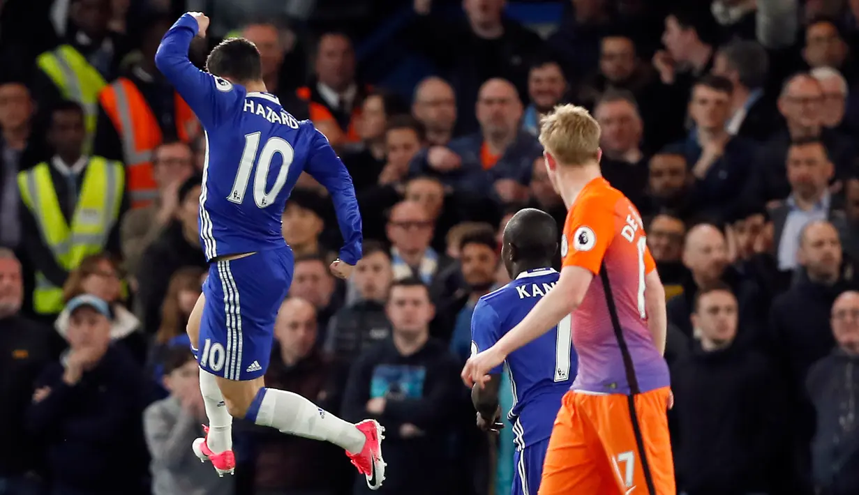 Gelandang Chelsea, Eden Hazar (kiri) melakukan selebrasi usai mencetak gol ke gawang Manchester City pada lanjutan Liga Inggris di Stamford Bridge, London, (6/4). Chelsea menang atas City dengan skor 2-1. (AP Photo / Kirsty Wigglesworth)