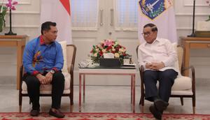 Gubernur DKI Jakarta, Pramono Anung, melakukan audiensi bersama Achmad Azran, anggota DPD RI yang maju dalam pencalonan Ketua Umum KONI DKI Jakarta Periode 2026-2030. (Dok. Istimewa)