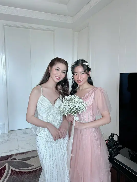 Haruka juga mengabadikan momen bahagia sahabatnya itu dengan berfoto bersama. @haruuuu_chan/@kinalputridevi.