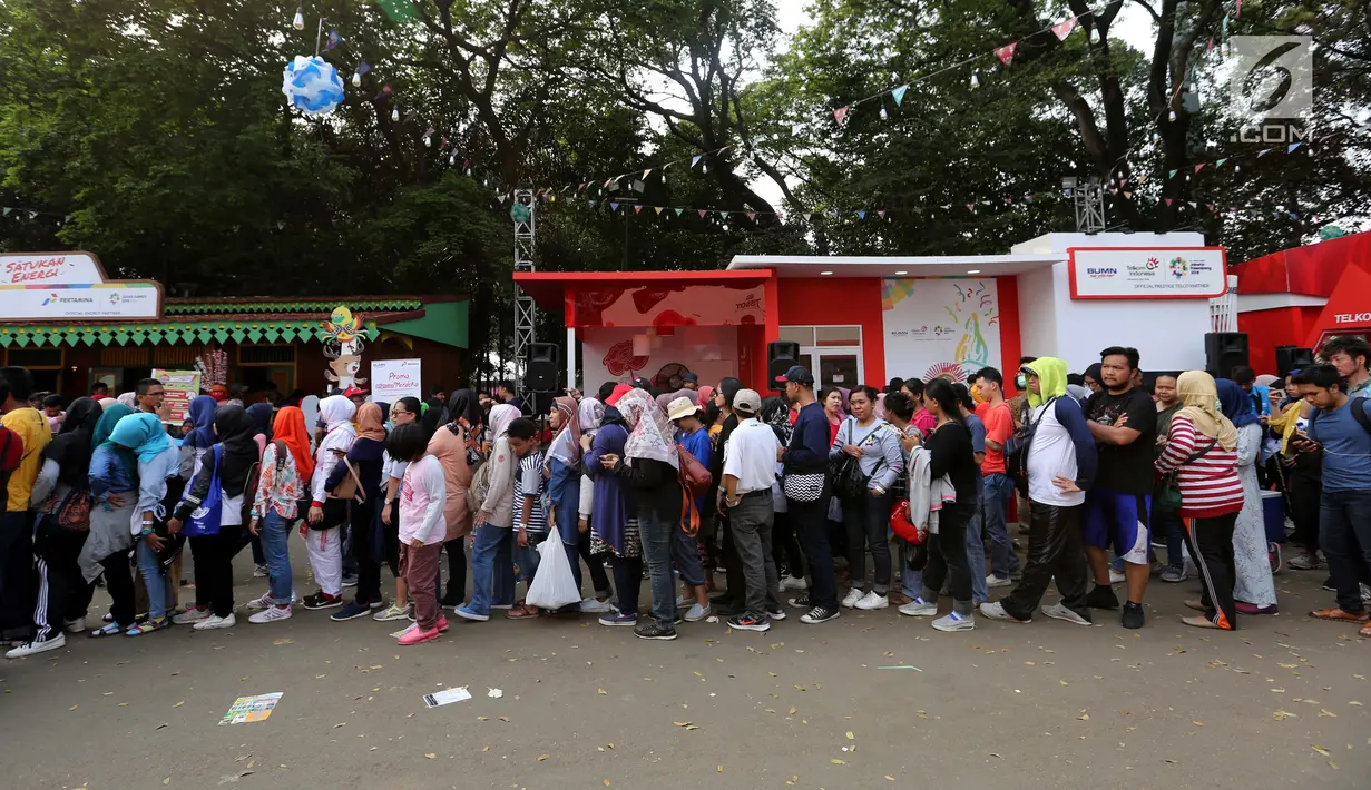 Pengunjung antre menuju Merchandise Superstore jelang Closing Ceremony Asian Games 2018 di kawasan Gelora Bung Karno, Jakarta, Minggu (2/9). Mereka rela antre untuk membeli suvenir, maskot, hingga kaus  Asian Games. (Liputan6.com/Fery Pradolo)