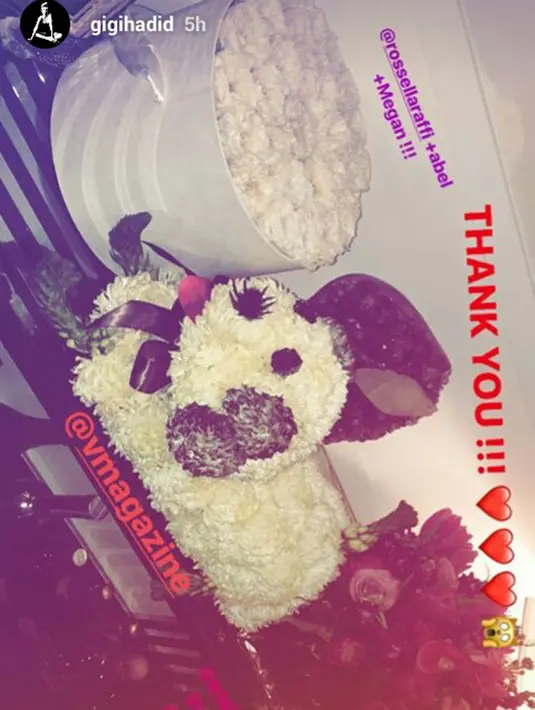 Dalam unggahan foto di Instagram Storynya, tampak sebuah rangkaian mawar merah yang bertuliskan nama Abel yang  merupakan nama asli The Weeknd. Terbukti bahwa hubungan keduanya masih baik-baik saja. (Instagram/gigihadid)