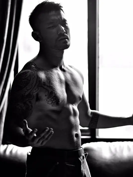 Saat menjalani sebuah pemotretan, Rio Dewanto tampak bertelanjang dada. Tak ayal banyak kaum hawa yang ingin bersandar di dadanya. (Foto: instagram.com/riodewanto)