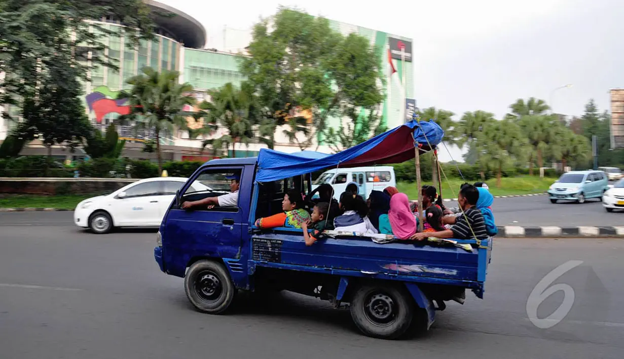 Di Jalan Raya Bogor, Jakarta, sejumlah warga menggunakan mobil bak terbuka untuk bersilaturahmi, Kamis (31/7/14). (Liputan6.com/Faizal Fanani)
