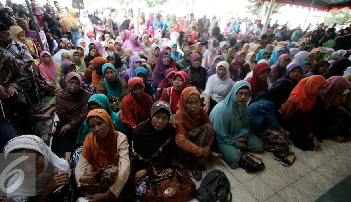 Warga menunggu dibukanya acara Open House Sultan HB X di Bangsal Kepatihan, Yogyakarta, Senin (11/7). Warga yang hadir diperkirakan mencapai ribuan orang. (Liputan6.com/Boy Harjanto)