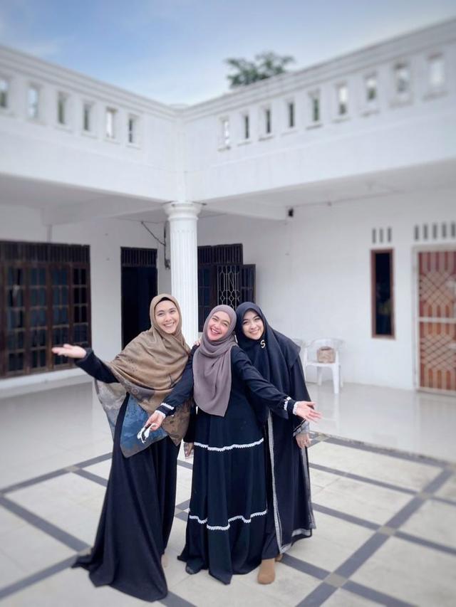 6 Potret Kompak Ria Ricis Bersama Kedua Kakaknya Pulang ke Batam, Sister Goals