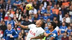 Striker Tottenham Hotspur, Richarlison (kiri) berebut bola dengan gelandang Rangers, Malik Tillman pada pertandingan persahabatan di Stadion Ibrox di Glasgow (23/7/2022). Tottenham menang tipis atas Rangers 2-1. (AFP Photo/Andy Buchanan)