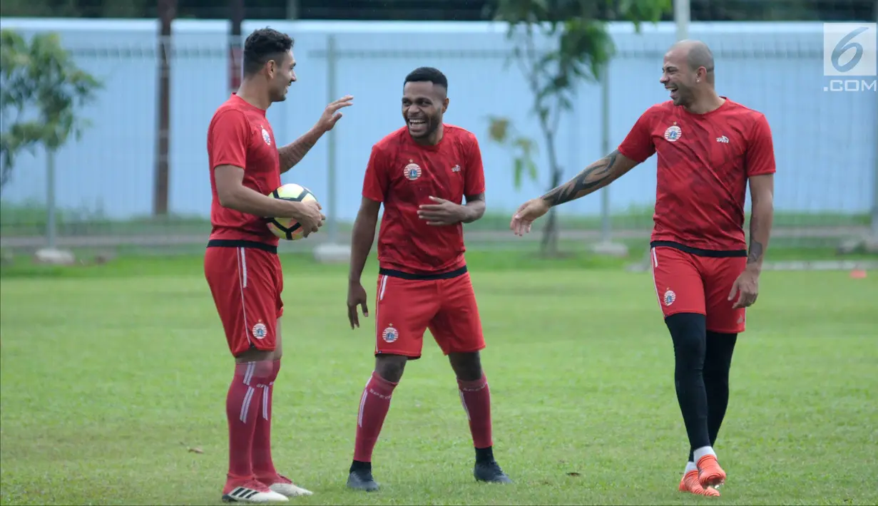 Bek Persija, Jaimerson Da Silva Xavier (kiri) jelang latihan di Lapangan Sutasoma, Halim Perdanakusuma, Jakarta, Selasa (20/3). Latihan ini persiapan menghadapi Bhayangkara FC di laga pembuka Liga 1 Indonesia 2018. (Liputan6.com/Helmi Fithriansyah)