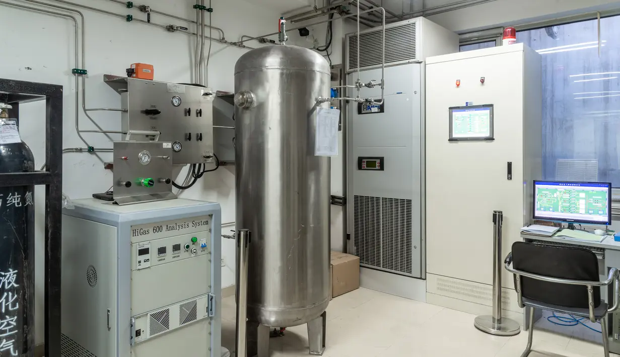 Sistem suplai nitrogen dengan kemurnian tinggi terlihat di laboratorium untuk sampel Bulan di Observatorium Astronomi Nasional, Beijing, China, 4 Desember 2020. Pembukaan segel sampel Bulan yang dikumpulkan Chang'e-5 akan dilakukan di laboratorium ini. (Xinhua/Observatorium Astronomi Nasional, CAS)