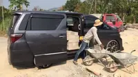 Sebuah Toyota Alphard dibuat jadi kendaraan pengangkut batako. 