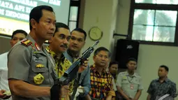Kapolri Jenderal Polisi Sutarman mengatakan dari 14 bengkel ilegal yang dibongkar, masing-masing bengkel mampu membuat 2 pucuk senjata api dalam sehari, Jakarta, Jumat (7/11/2014) (Liputan6.com/Faisal R Syam)