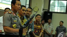 Kapolri Jenderal Polisi Sutarman mengatakan dari 14 bengkel ilegal yang dibongkar, masing-masing bengkel mampu membuat 2 pucuk senjata api dalam sehari, Jakarta, Jumat (7/11/2014) (Liputan6.com/Faisal R Syam)