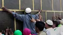 Umat muslim memeluk dinding Kakbah di Masjid al-Haram menjelang puncak pelaksanaan ibadah haji di kota suci Makkah, Arab Saudi pada Senin (5/8/2019). Ibadah haji menjadi pertemuan tahunan umat manusia terbesar di dunia.  (AP Photo/Amr Nabil)