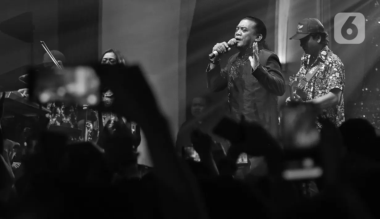 Maestro musik campur sari Indonesia, Didi Kempot tampil dalam konser "The Lord of Loro Ati" di kawasan SCBD, Jakarta, 6 Desember 2019 lalu. Penyanyi yang dijuluki The Godfather of Broken Heart ini meninggal dunia Selasa (5/5/2020) pukul 07.45 WIB di RS Kasih Ibu Solo. (Liputan6.com/Herman Zakharia)