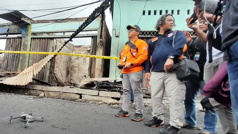 Anggota Inafis Polda Metro Jaya mengoperasikan drone di lokasi terdampak kebakaran Depo Pertamina Plumpang