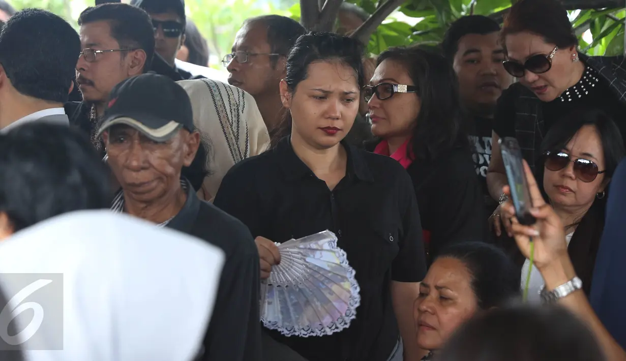 Kekasih Mike Mohede, Christina Maria terlihat hadir dalam prosesi pemakaman di TPU Tanah Kusir, Jakarta, Selasa (2/8). Seperti diketahui, Mike Mohede meninggal dunia pada Minggu, 31 Juli 2016, usai terkena serangan jantung. (Liputan6.com/Herman Zakharia)