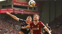 Pemain Liverpool, Andrew Robertson (kanan) berusaha merebut bola dari kejaran pemain Crystal Palace, Joel Ward pada lanjutan Premier League di Anfield, Liverpool, (19/8/2017). Liverpool menang 1-0. (AFP/Oli Scarff)