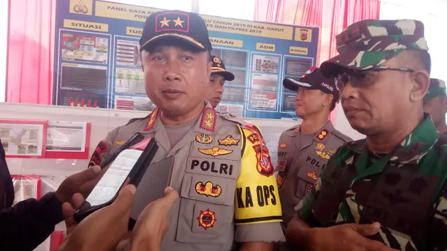 Kapolda Jawa Barat, Irjen Pol Agung Budi Maryoto bersama Pangdam III Siliwangi, Mayjen TNI Tri Soewandono tengah memberikan penjelasan kepada awak media di Garut