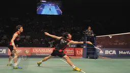 Ganda putra Korsel, Shin Baek Choel/Ko Sung Hyun mengembalikan kok ke Fu Haifeng/Zhang Nan asal Tiongkok di final BCA Indonesia Open 2015 di Jakarta, Minggu (7/6/2015). Shin Baek Choel/Ko Sung Hyun menang 21-16,16-21,21-19. (Liputan6.com/Andrian M Tunay)