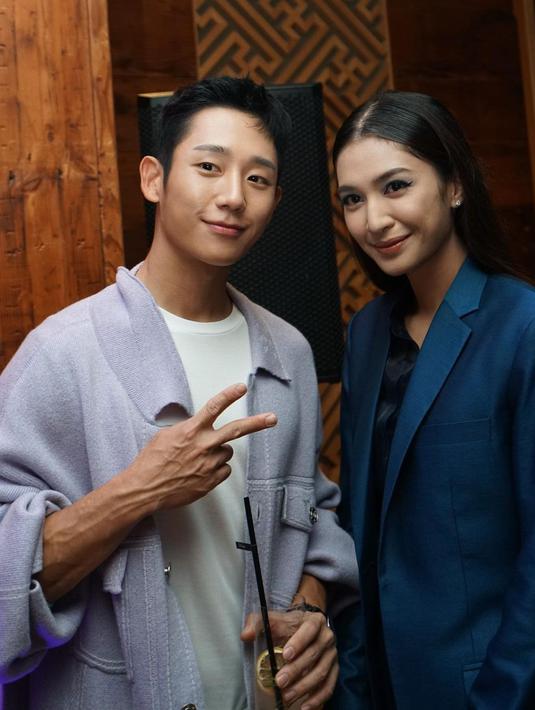 Pamer foto bareng Jung Hae In, bintang sinetron Kepompong ini sukses bikin iri. Bahkan tak sedikit warganet dan rekan artis yang ingin berada di posisi Mikha Tambayong karena bisa dekat dengan lawan main Jisoo di drama Korea Snowdrop tersebut. Meski sudah berusia 34 tahun, namun pesona Jung Hae In tetap bikin terpana. Selain pesona Jung Hae In, kecantikan Mikha Tambayong juga juga sukses bikin pangling. (Liputan6.com/IG/@miktambayong)