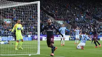 Alexandre Lacazette merayakan golnya ke gawang Huddersfield Town. (AFP/Oli Scarff)