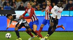 Pemain Atletico Madrid, Fernando Torres, berusaha menghentikan pergerakan pemain Tottenham Hotspur, DeAndre Yedlin, pada laga International Champions Cup 2016 di Melbourne, Australia, (29/7/2016). (AFP/PaulCrock)