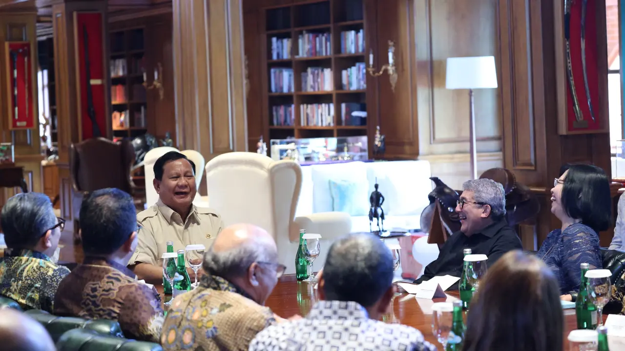 Presiden Prabowo Subianto berkumpul bersama dengan puluhan pimpinan redaksi (Pimpres) media massa dan tokoh senior jurnalisme di kediamannya di Padepokan Garuda Yaksa, Hambalang, Bogor, Jawa Barat.