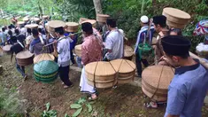 Sejumlah warga membawa tenongan yang berisi makanan saat mengikuti prosesi Sadranan Asyura di makam kiai kramat yang berada di bukit Tlogo Pucang, Kandangan, Temanggung,  Rabu  (12/10).  (Liputan6.com/Gholib)