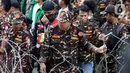 Penahanan dilakukan usai Yaqut Cholil Qoumas diperiksa oleh penyidik sejak sekitar pukul 13.00 WIB. Tampak dalam foto, anggota dan simpatisan Barisan Ansor Serbaguna (Banser) saat berunjuk rasa di depan gedung Merah Putih Komisi Pemberantasan Korupsi (KPK), Jakarta, Kamis (12/3/2026). (Liputan6.com/Helmi Fithriansyah)
